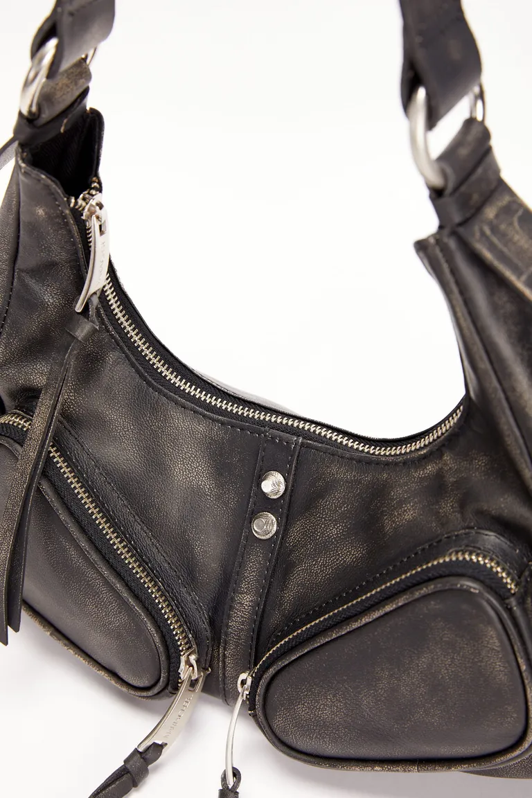 Cartera de Cuero Negro con Desgaste y Cierre Metálico de Maria Cher en Bolsos y Carteras para argentina