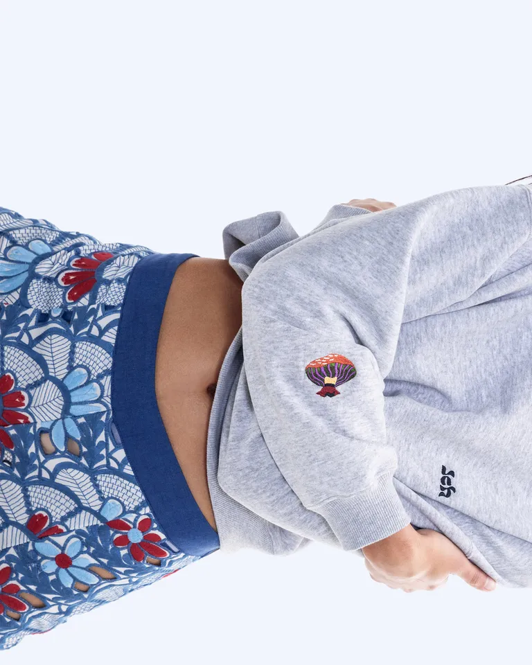 Buzo de melange grisáceo con bordado lúdico y ajuste cómodo para mujer de Jazmin Chebar en Buzos y Sweaters para argentina
