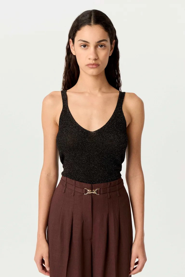 Top tejido de punto liso con detalles de lurex, escote en V y corte ceñido al cuerpo de Markova en Tops para argentina