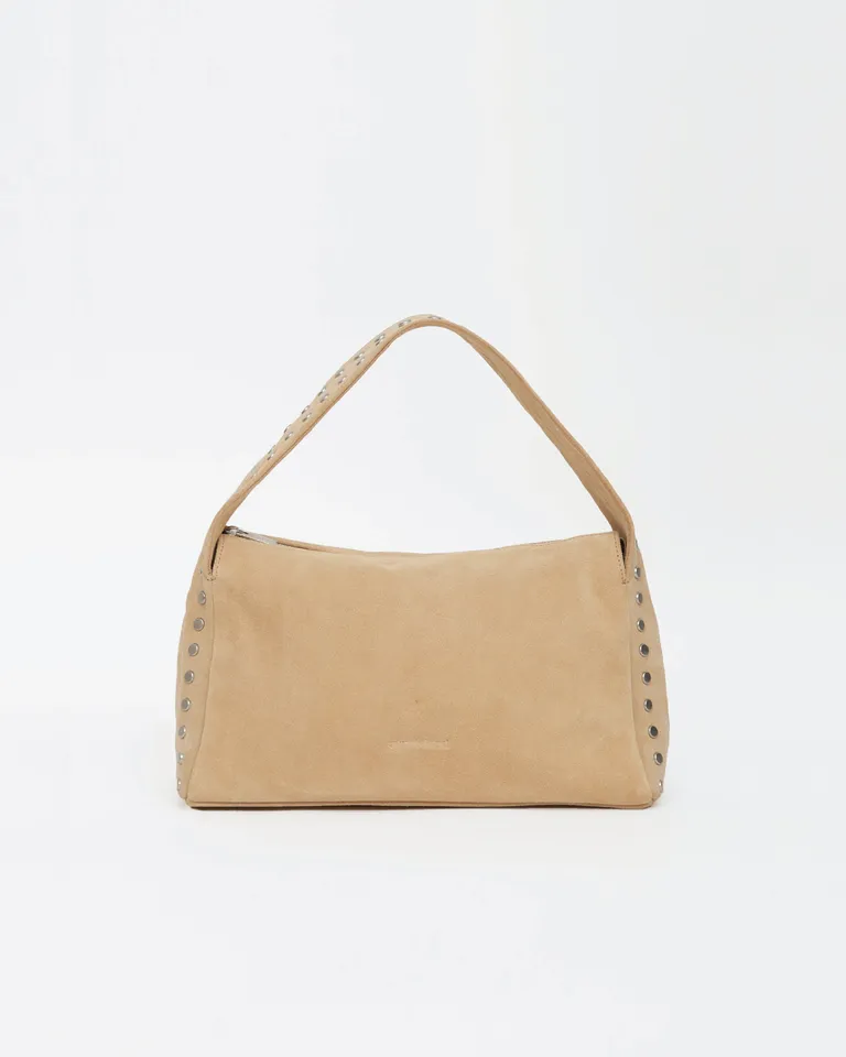 Cartera de gamuza vacuna con tachas metálicas y asa fija para hombro de Ay Not Dead en Bolsos y Carteras para argentina