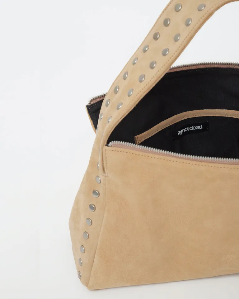 Cartera de gamuza vacuna con tachas metálicas y asa fija para hombro de Ay Not Dead en Bolsos y Carteras para argentina