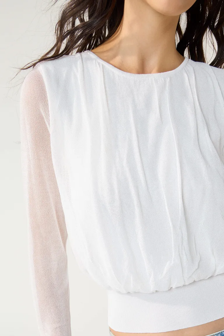 Suéter de corte holgado con detalles translúcidos en las mangas de Cuesta Blanca en Buzos y Sweaters para argentina