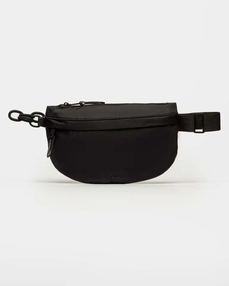 Riñonera en nylon negro con cadena efecto mate para un estilo sofisticado y sporty de Prüne en Riñoneras para argentina