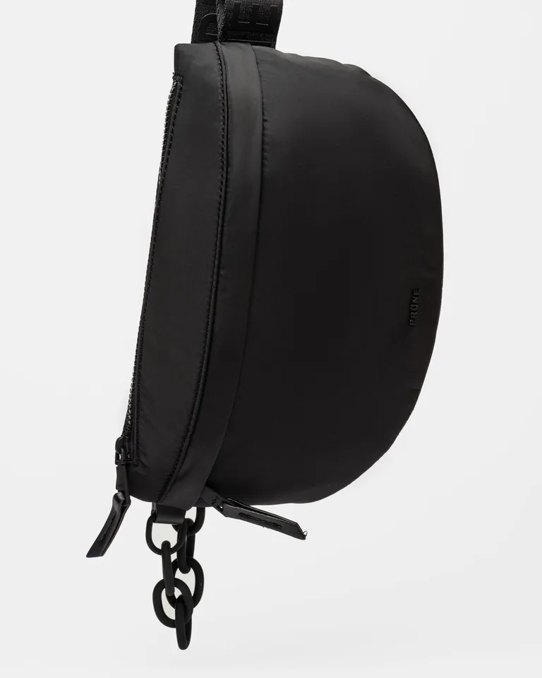 Riñonera en nylon negro con cadena efecto mate para un estilo sofisticado y sporty de Prüne en Riñoneras para argentina