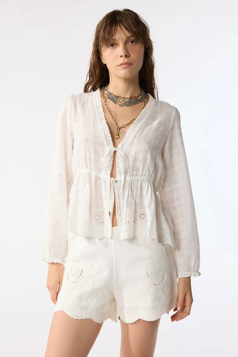 Blusa de manga larga con detalles calados y cierre frontal con lazos ajustables en la cintura de Cuesta Blanca en Blusas para argentina