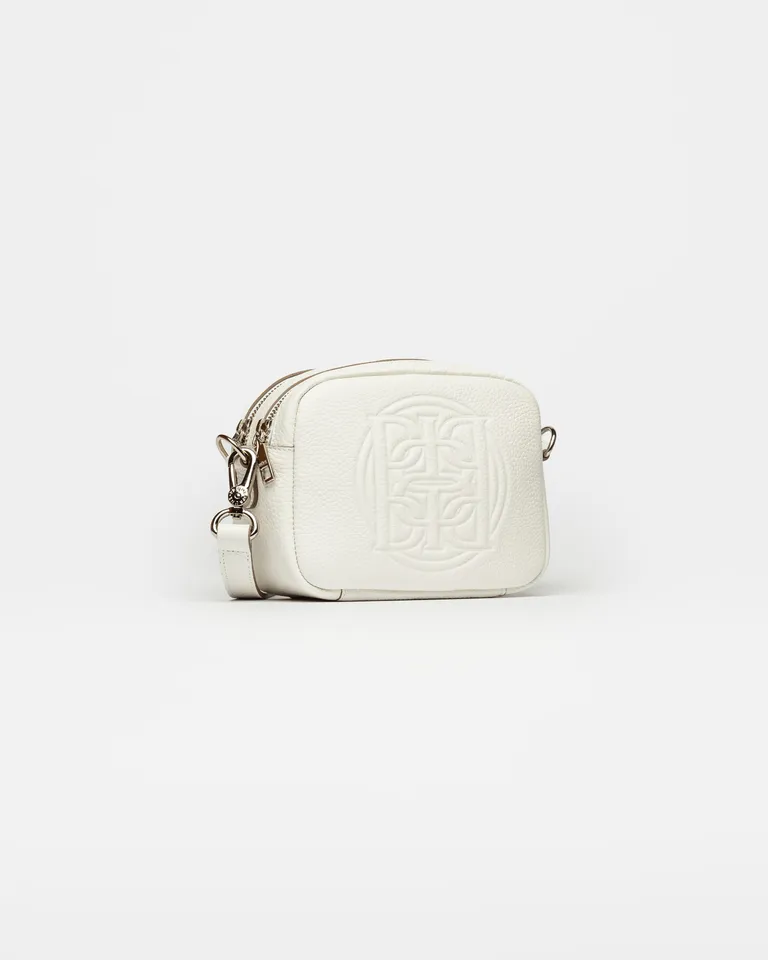 Cartera bandolera de cuero granulado blanco: un clásico para looks versátiles y sofisticados de Prüne en Bolsos y Carteras para argentina