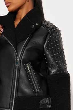 Campera cuero tachas lana negro de Fashion Nova en Chaquetas para argentina