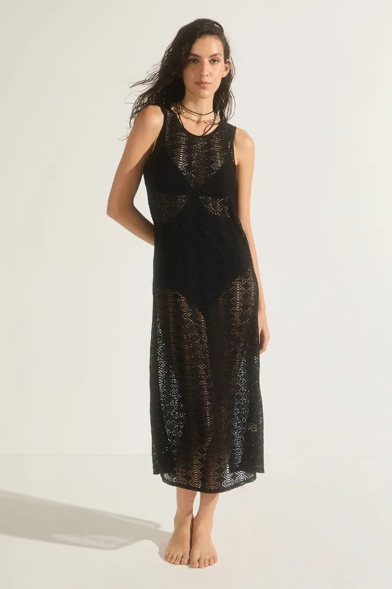 Vestido midi con escote redondo y tajo trasero elegante y versátil de Cuesta Blanca en Vestidos para argentina