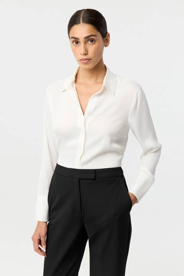 Camisa de mujer con cuello clásico, mangas largas y cierre frontal por botones de Markova en Camisas para argentina