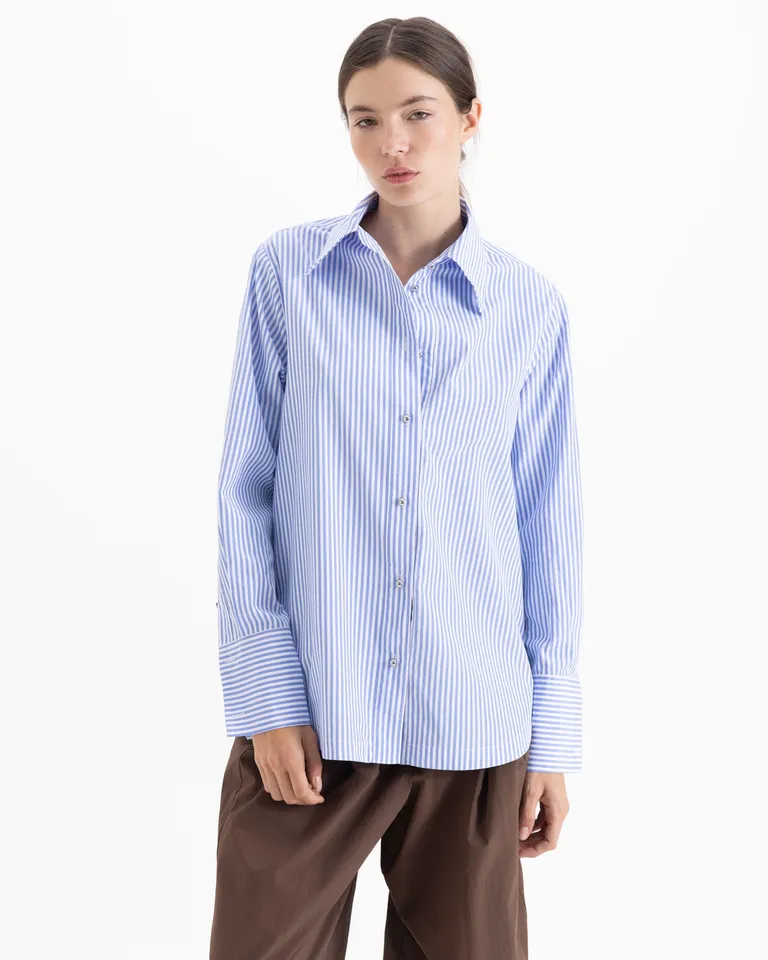 Camisa de corte clásico con cierre frontal de botones y mangas largas de diseño sastrero de Jazmin Chebar en Camisas para argentina