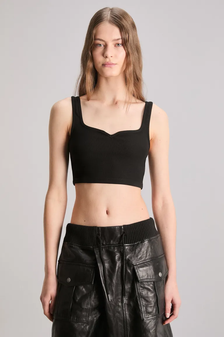 Top negro con escote corazón y calce slim, confeccionado en morley con spandex de Kosiuko en Tops para argentina