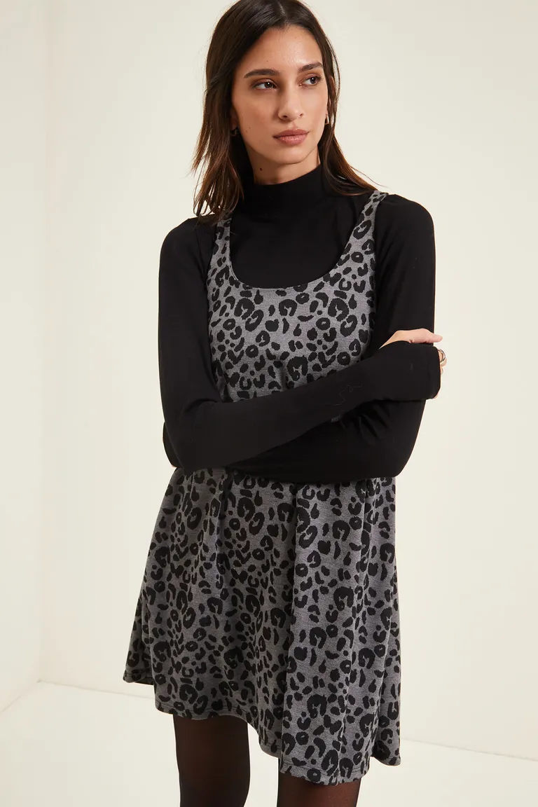 Vestido corto en jacquard estampado con escote redondo y detalle de tabla en espalda de Cuesta Blanca en Vestidos para argentina