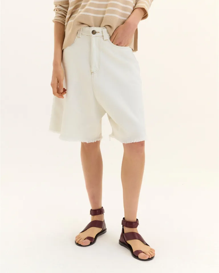 Bermuda alba de corte oversize y estilo casual para mujer de Blue Sheep en Shorts para argentina