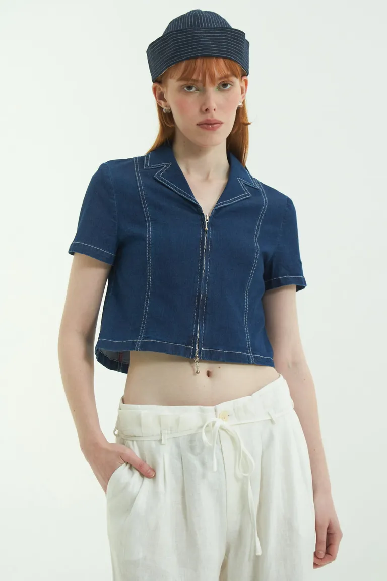 Camisa cropped de denim con cuello sastrero y cierre metálico de Las Pepas en Camisas para argentina
