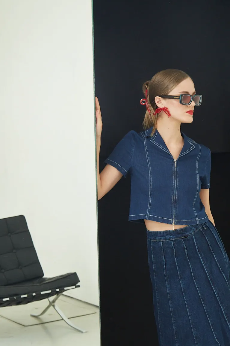 Camisa cropped de denim con cuello sastrero y cierre metálico de Las Pepas en Camisas para argentina