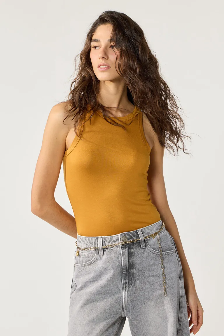 Top sin mangas de punto elástico con vivos anchos en cuello y sisas de Cuesta Blanca en Tops para argentina