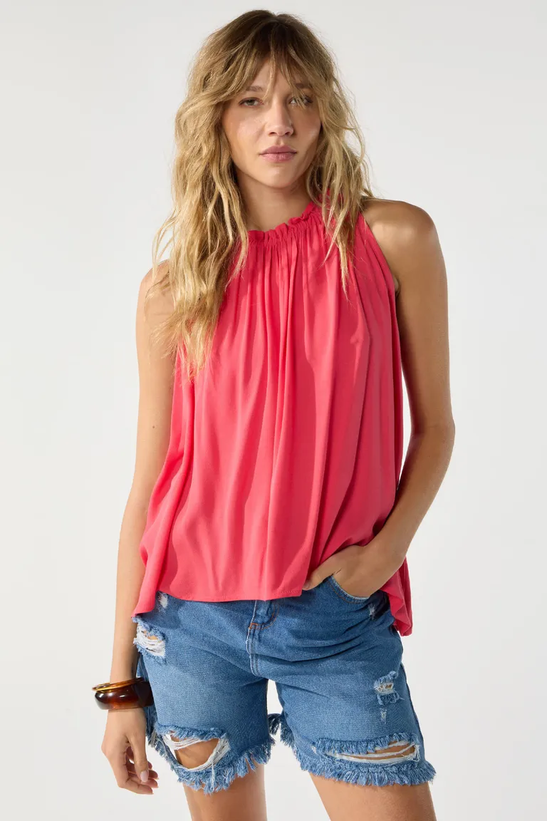 Top sin mangas con volado y lazo en la espalda en color rojo vibrante de Cuesta Blanca en Tops para argentina