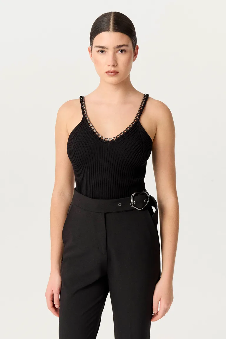 Top tejido de punto acanalado con escote en U y detalle de cadena de Markova en Tops para argentina