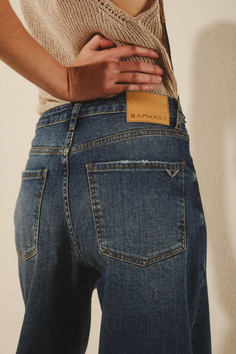 Pantalón de tiro alto en denim azul con detalles de desgaste y roturas de Rapsodia en Pantalones para argentina