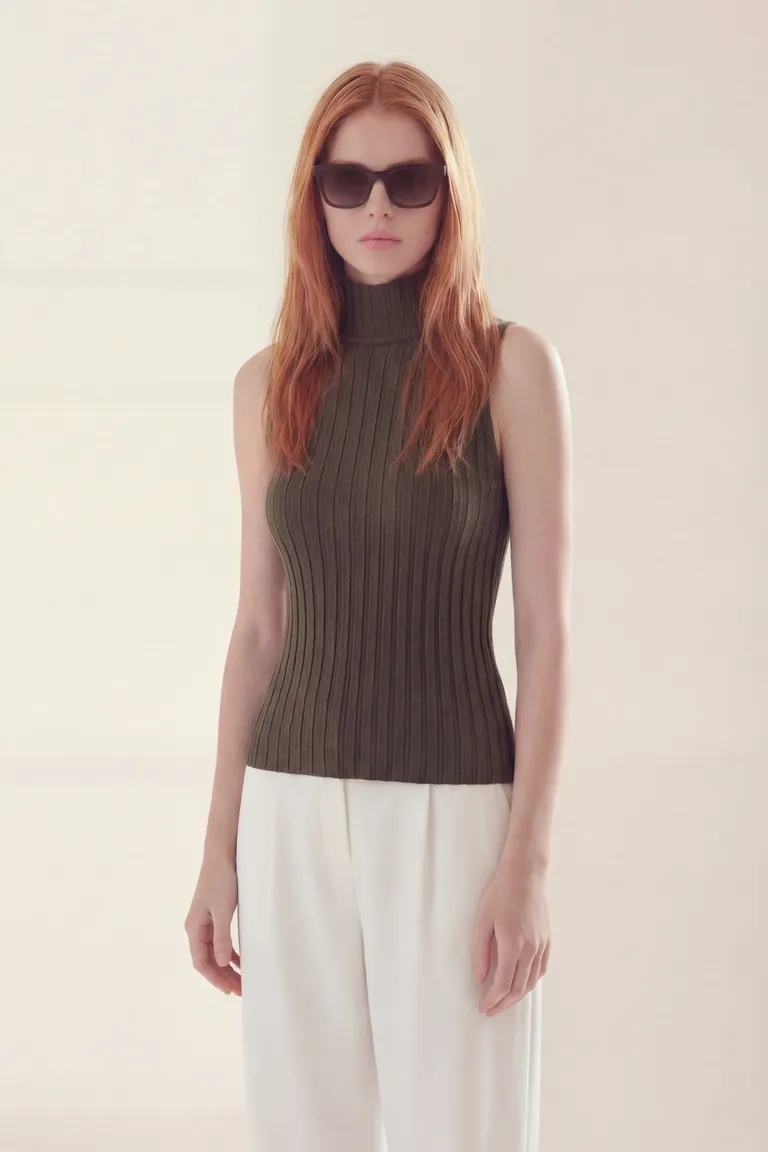 Remera sin mangas cuello alto con textura acanalada de calce entallado de Akiabara en Remeras para argentina