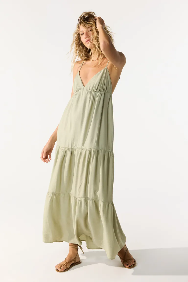 Vestido largo en tela texturada con escote en V y faldón fruncido de Cuesta Blanca en Vestidos para argentina