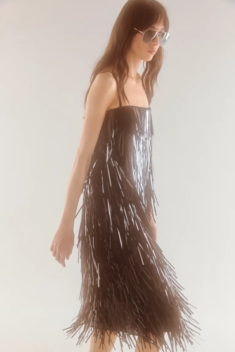 Vestido midi negro odessa con bordado de lentejuelas y diseño strapless de Maria Cher en Vestidos para argentina