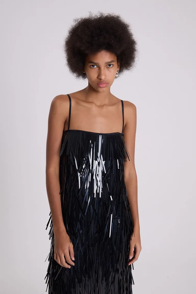 Vestido midi negro odessa con bordado de lentejuelas y diseño strapless de Maria Cher en Vestidos para argentina