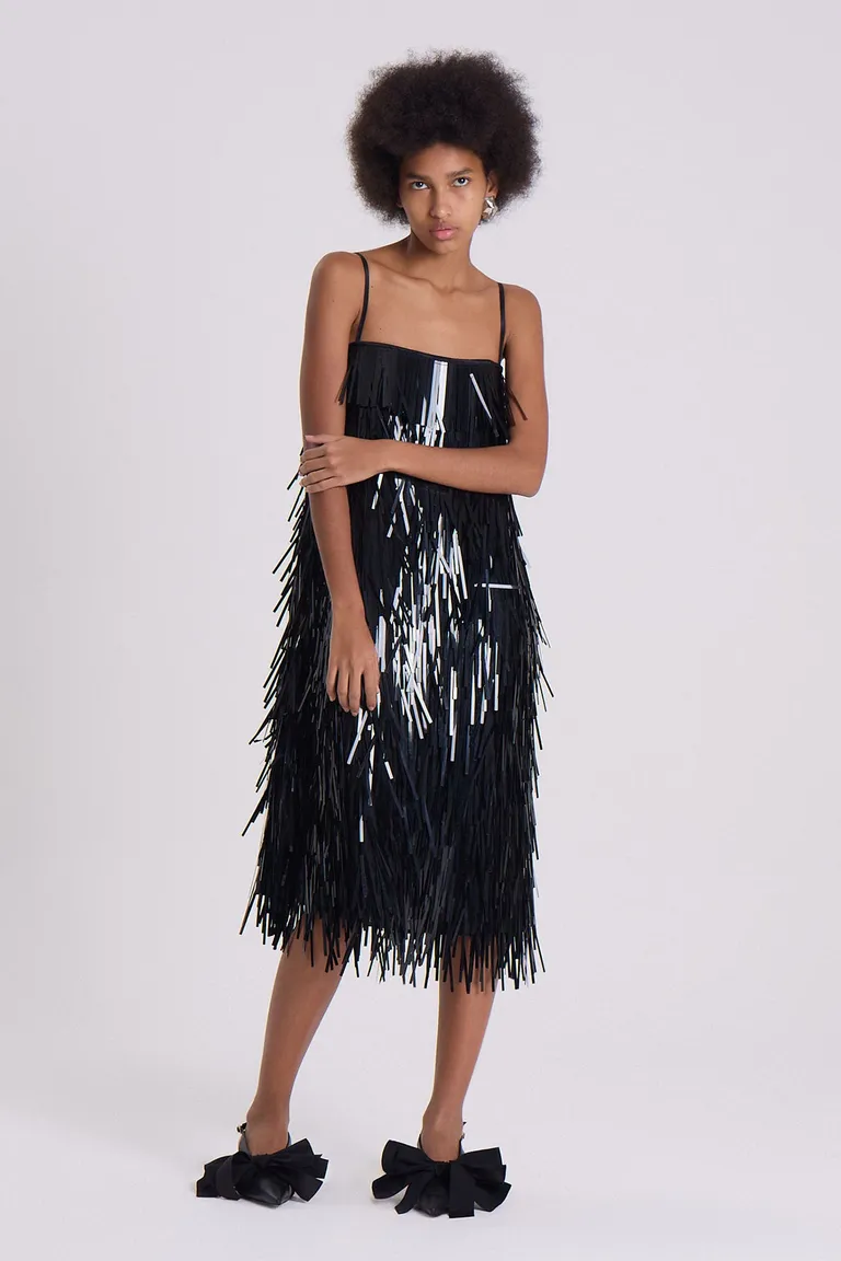 Vestido midi negro odessa con bordado de lentejuelas y diseño strapless de Maria Cher en Vestidos para argentina