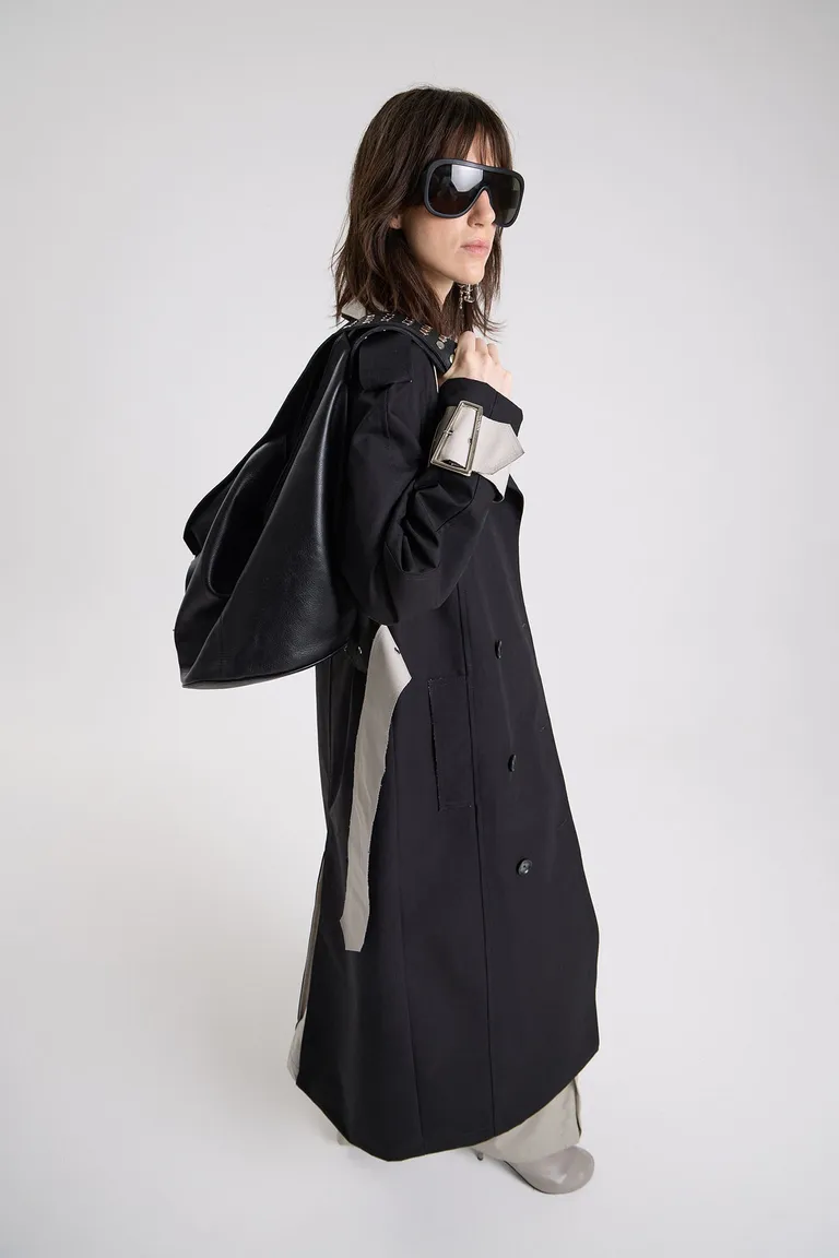 Trench coat largo con solapas, cierre cruzado y detalles de contraste en cuello y mangas de Maria Cher en Tapados para argentina