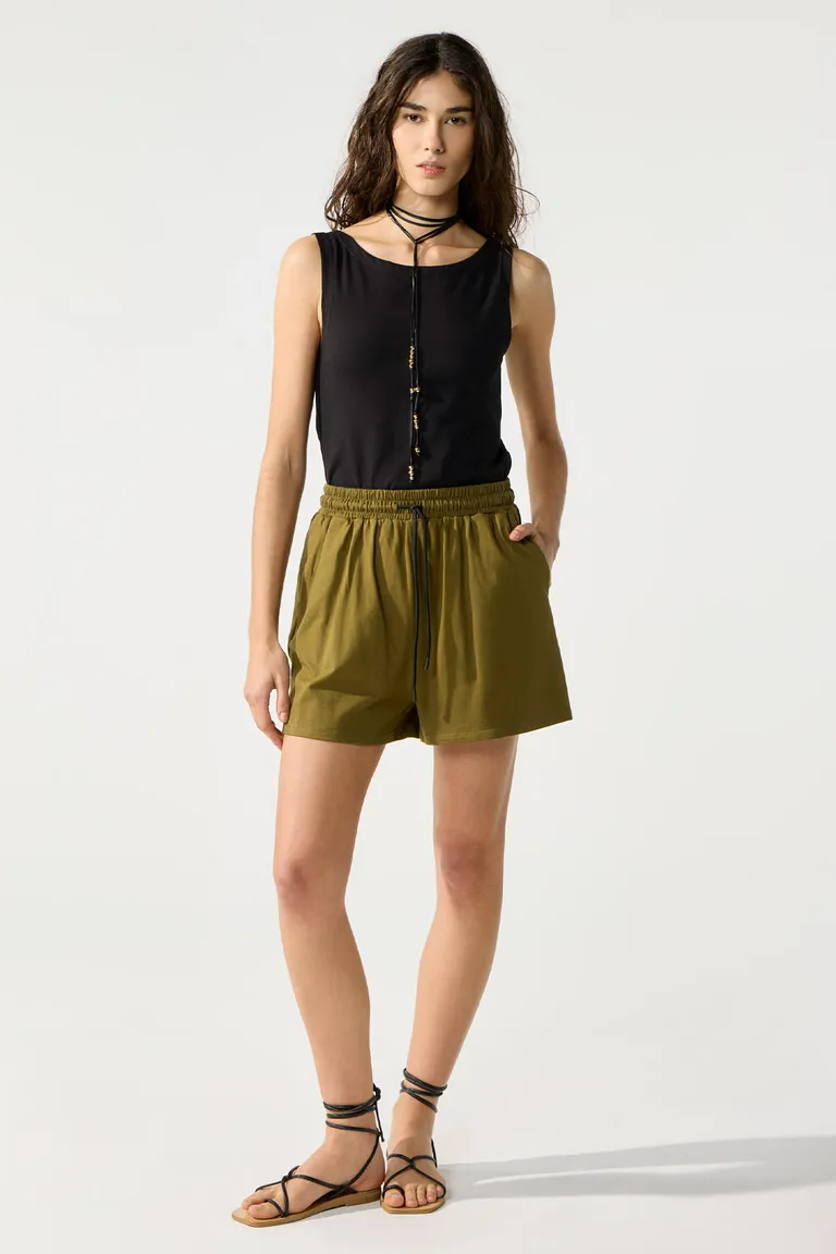 Shorts verdes con cintura elastizada y cordón ajustable para un ajuste perfecto de Cuesta Blanca en Shorts para argentina
