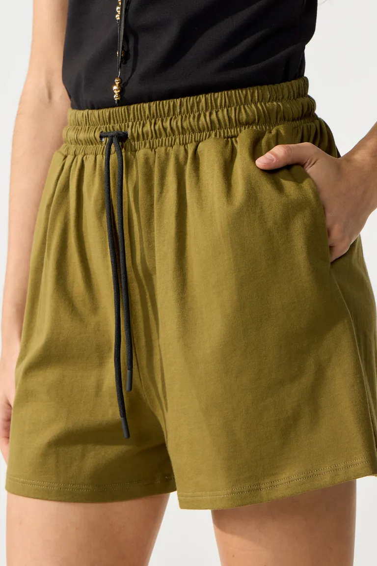 Shorts verdes con cintura elastizada y cordón ajustable para un ajuste perfecto de Cuesta Blanca en Shorts para argentina