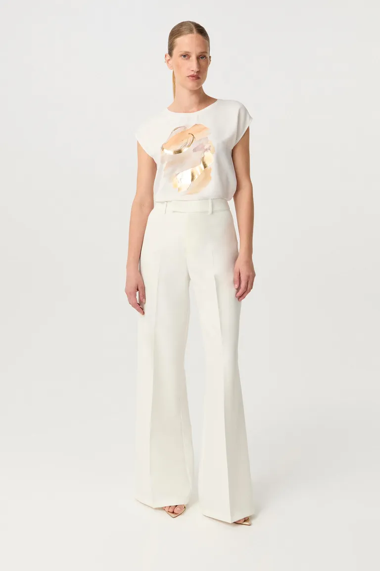 Remera de satén opaco con estampa dorada y hombros caídos de Markova en Remeras para argentina