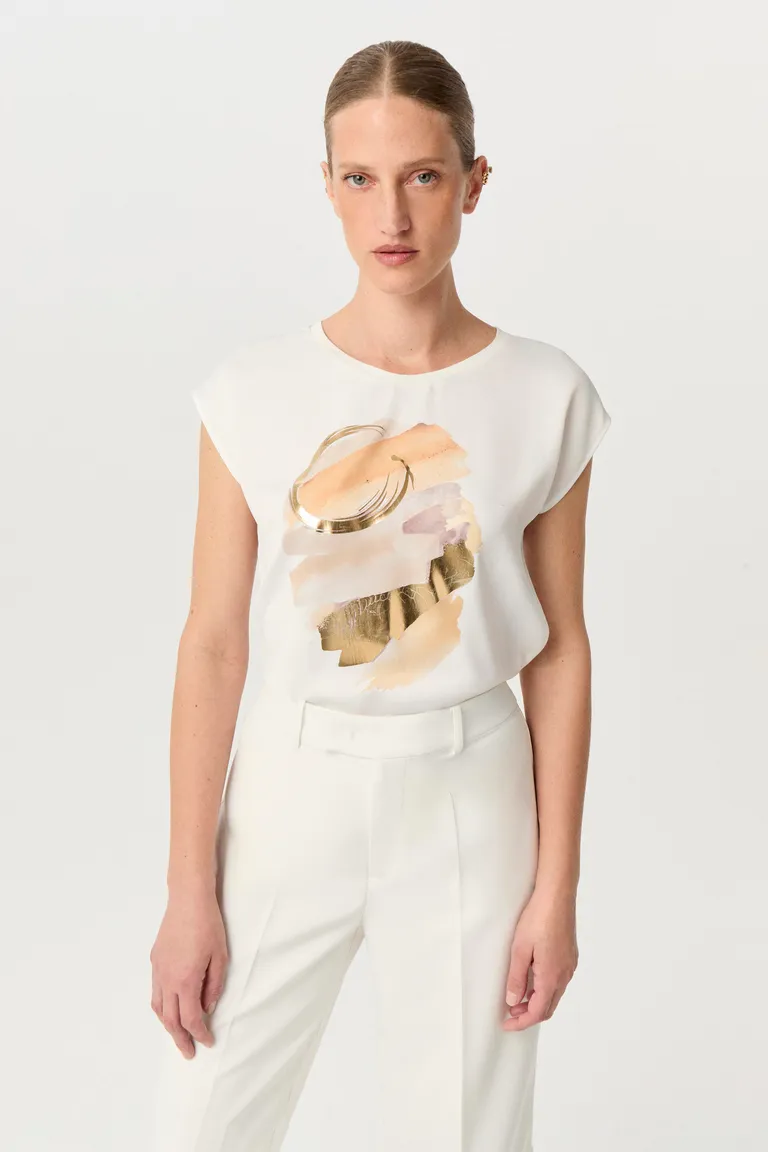 Remera de satén opaco con estampa dorada y hombros caídos de Markova en Remeras para argentina