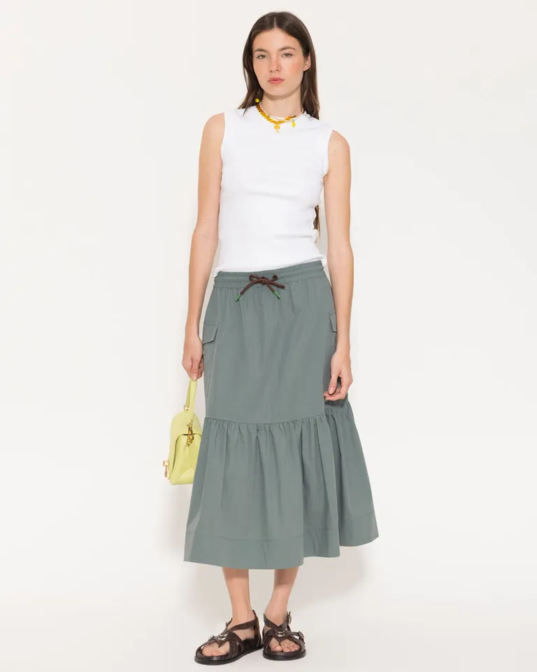 Falda midi de poplín verde con cintura elastizada y volados de Jazmin Chebar en Faldas para argentina