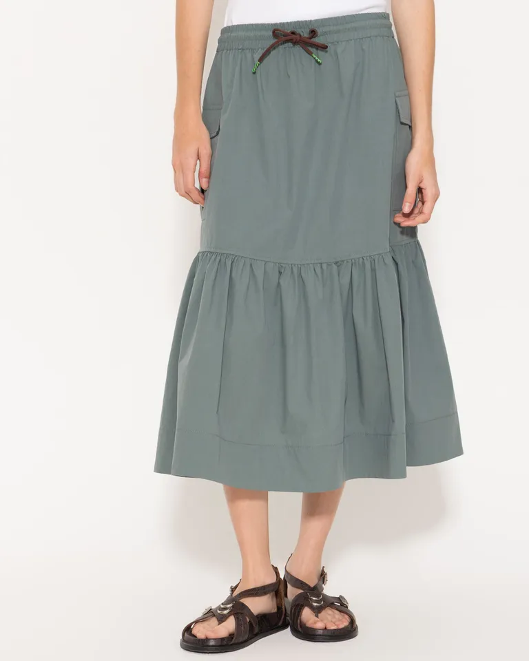 Falda midi de poplín verde con cintura elastizada y volados de Jazmin Chebar en Faldas para argentina