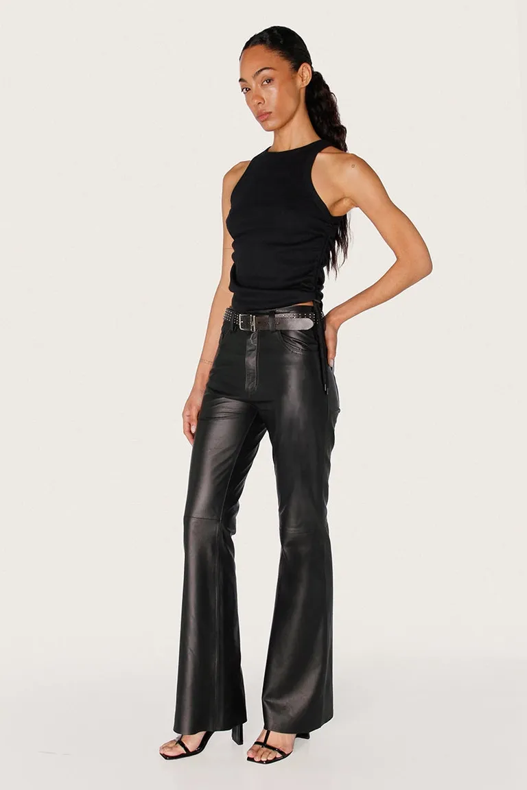 Pantalón de cuero negro con diseño flare y recorte horizontal en las rodillas de Sofia Sarkany en Pantalones para argentina