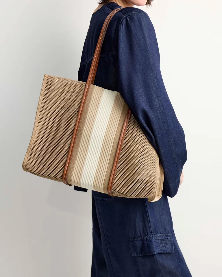 Bolso shopper a rayas en material único y especial con detalles de cuero vegetal de Prüne en Bolsos y Carteras para argentina