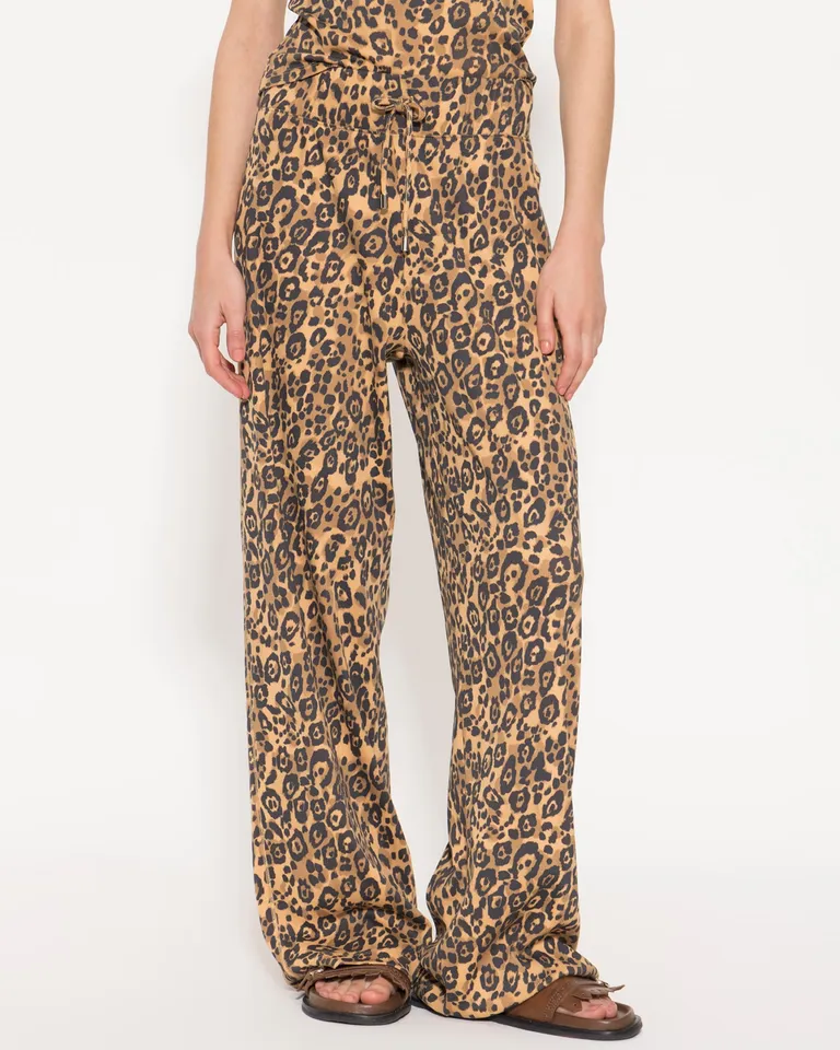 Pantalón largo estampado, diseño recto y ajuste cómodo para un estilo casual y elegante de Jazmin Chebar en Pantalones para argentina