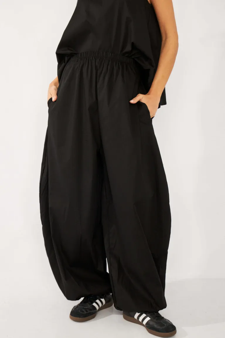 Pantalón ancho con diseño globo y elástico en el ruedo de Belle en Pantalones para argentina