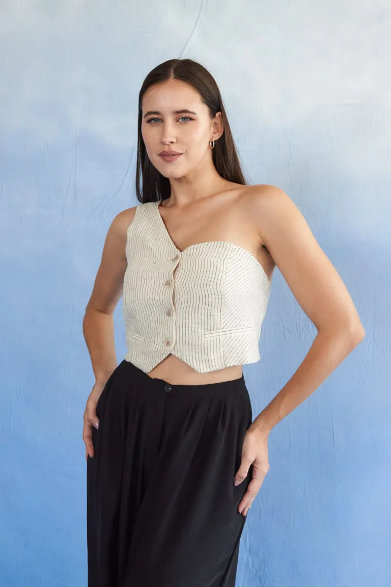 Chaleco de punto blanco con diseño moderno y sofisticado de Apricot en Chalecos para argentina