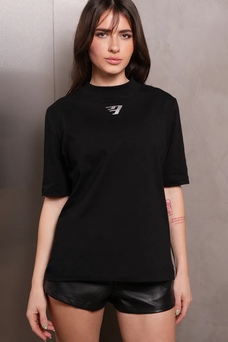 Remera de jersey con cuello medio y detalle de isologo 3D en color negro de Top White en Remeras para argentina