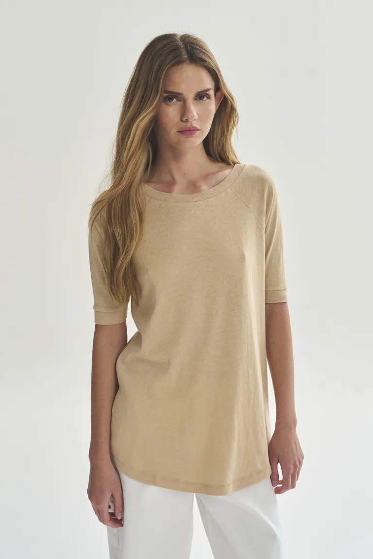 Remera de manga corta en tono beige para mujer - Prenda versátil y elegante de Akiabara en Remeras para argentina