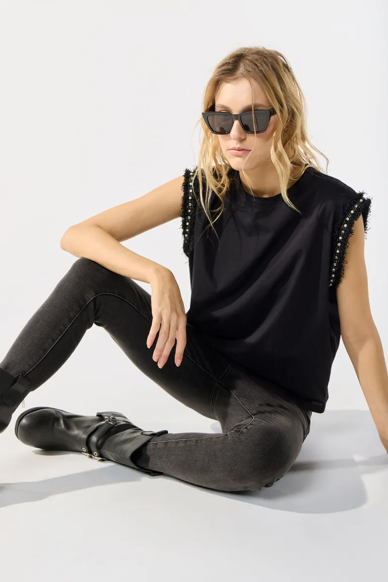 Remera de algodón con cuello y detalles en las sisas para mujer de Cuesta Blanca en Remeras para argentina