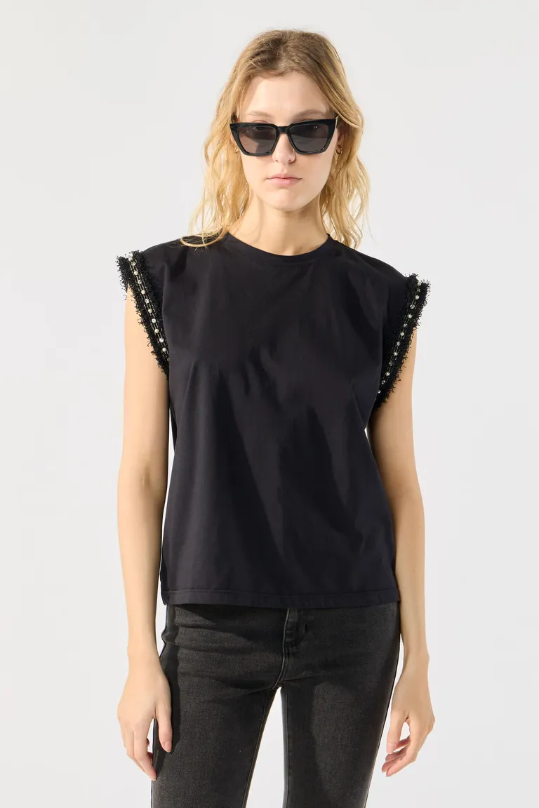 Remera de algodón con cuello y detalles en las sisas para mujer de Cuesta Blanca en Remeras para argentina