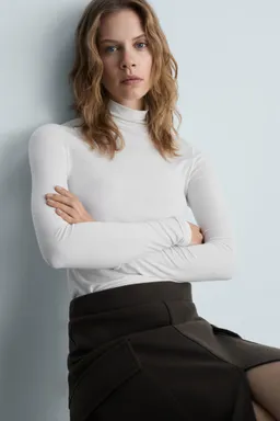 Camiseta cuello alto entallada de Mango en Buzos y Sweaters para argentina