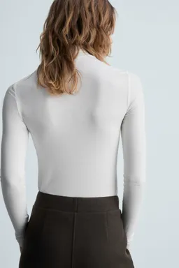 Camiseta cuello alto entallada de Mango en Buzos y Sweaters para argentina