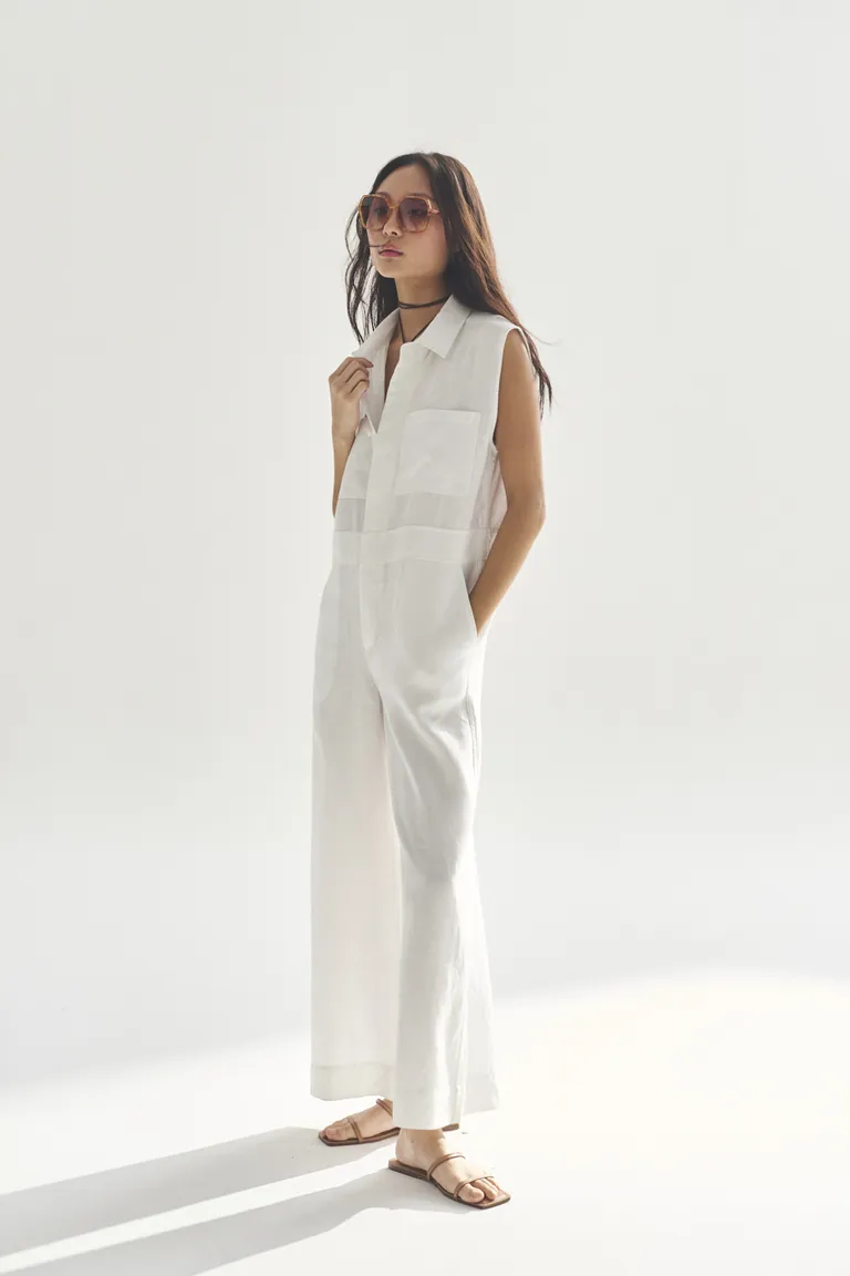 Mono blanco sin mangas con cintura marcada, diseño elegante y versátil para mujer de Akiabara en Monos para argentina