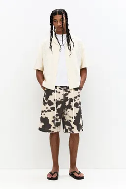 Bermuda baggy animal vaca de Pull&Bear en Bermudas y Shorts para argentina