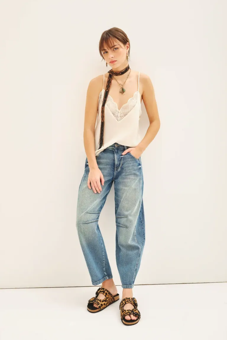 Top con Aplicación de Encaje en Escote y Ruedo, Ideal para Cualquier Ocasión de Rapsodia en Tops para argentina