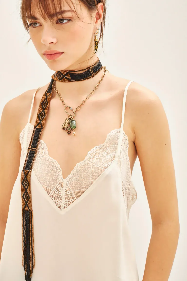 Top con Aplicación de Encaje en Escote y Ruedo, Ideal para Cualquier Ocasión de Rapsodia en Tops para argentina